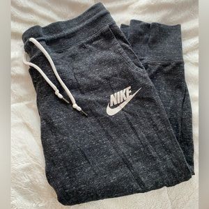 Cropped Nike Sweats